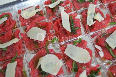 Miniature Traiteur Gottesheim (Bas-Rhin) - Crazy Cook Catering #3 Assiette de magret de canard tranché, nappé de sauce, garni de légumes émincés et accompagné de chips de crevettes.