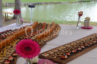 Miniature Traiteur Gottesheim (Bas-Rhin) - Crazy Cook Catering #4 Assiette de magret de canard tranché, nappé de sauce, garni de légumes émincés et accompagné de chips de crevettes.