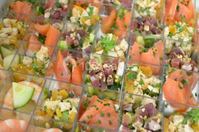 Miniature Traiteur Gottesheim (Bas-Rhin) - Crazy Cook Catering #5 Assiette de magret de canard tranché, nappé de sauce, garni de légumes émincés et accompagné de chips de crevettes.