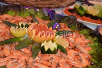 Miniature Traiteur Gottesheim (Bas-Rhin) - Crazy Cook Catering #6 Assiette de magret de canard tranché, nappé de sauce, garni de légumes émincés et accompagné de chips de crevettes.