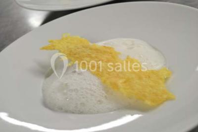 Miniature Traiteur Gottesheim (Bas-Rhin) - Crazy Cook Catering #7 Assiette de magret de canard tranché, nappé de sauce, garni de légumes émincés et accompagné de chips de crevettes.