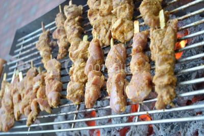 Miniature Traiteur Gottesheim (Bas-Rhin) - Crazy Cook Catering #8 Assiette de magret de canard tranché, nappé de sauce, garni de légumes émincés et accompagné de chips de crevettes.