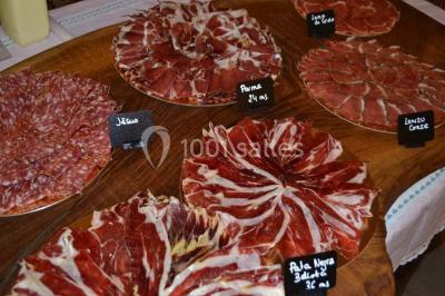 Miniature Traiteur Gottesheim (Bas-Rhin) - Crazy Cook Catering #9 Assiette de magret de canard tranché, nappé de sauce, garni de légumes émincés et accompagné de chips de crevettes.