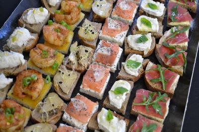 Miniature Traiteur Gottesheim (Bas-Rhin) - Crazy Cook Catering #10 Assiette de magret de canard tranché, nappé de sauce, garni de légumes émincés et accompagné de chips de crevettes.