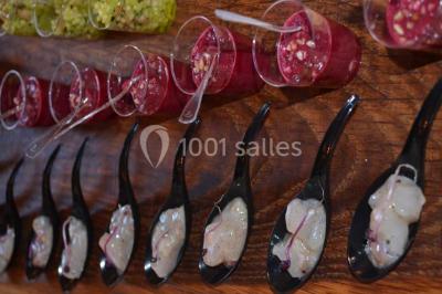 Miniature Traiteur Gottesheim (Bas-Rhin) - Crazy Cook Catering #11 Assiette de magret de canard tranché, nappé de sauce, garni de légumes émincés et accompagné de chips de crevettes.