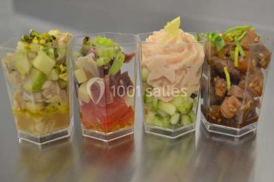 Miniature Traiteur Gottesheim (Bas-Rhin) - Crazy Cook Catering #12 Assiette de magret de canard tranché, nappé de sauce, garni de légumes émincés et accompagné de chips de crevettes.