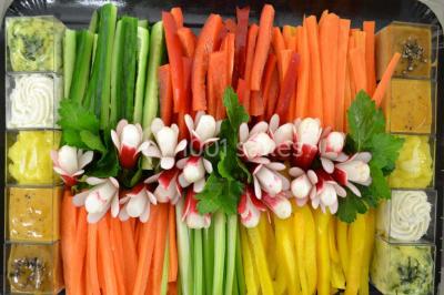 Miniature Traiteur Gottesheim (Bas-Rhin) - Crazy Cook Catering #13 Assiette de magret de canard tranché, nappé de sauce, garni de légumes émincés et accompagné de chips de crevettes.