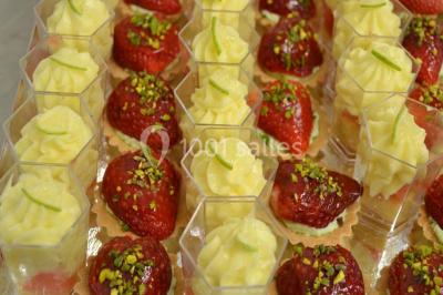 Miniature Traiteur Gottesheim (Bas-Rhin) - Crazy Cook Catering #14 Assiette de magret de canard tranché, nappé de sauce, garni de légumes émincés et accompagné de chips de crevettes.