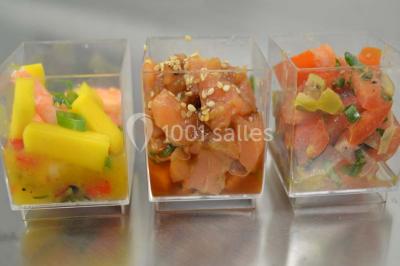 Miniature Traiteur Gottesheim (Bas-Rhin) - Crazy Cook Catering #15 Assiette de magret de canard tranché, nappé de sauce, garni de légumes émincés et accompagné de chips de crevettes.