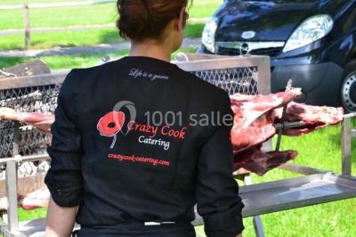 Miniature Traiteur Gottesheim (Bas-Rhin) - Crazy Cook Catering #16 Assiette de magret de canard tranché, nappé de sauce, garni de légumes émincés et accompagné de chips de crevettes.