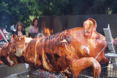 Miniature Traiteur Gottesheim (Bas-Rhin) - Crazy Cook Catering #18 Assiette de magret de canard tranché, nappé de sauce, garni de légumes émincés et accompagné de chips de crevettes.