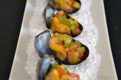 Miniature Traiteur Gottesheim (Bas-Rhin) - Crazy Cook Catering #19 Assiette de magret de canard tranché, nappé de sauce, garni de légumes émincés et accompagné de chips de crevettes.