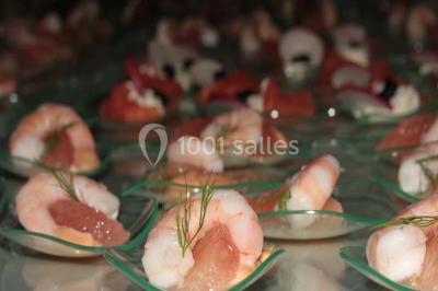 Miniature Traiteur Gottesheim (Bas-Rhin) - Crazy Cook Catering #20 Assiette de magret de canard tranché, nappé de sauce, garni de légumes émincés et accompagné de chips de crevettes.