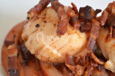 Miniature Traiteur Gottesheim (Bas-Rhin) - Crazy Cook Catering #21 Assiette de magret de canard tranché, nappé de sauce, garni de légumes émincés et accompagné de chips de crevettes.