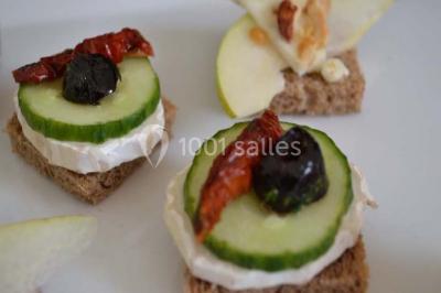 Miniature Traiteur Gottesheim (Bas-Rhin) - Crazy Cook Catering #22 Assiette de magret de canard tranché, nappé de sauce, garni de légumes émincés et accompagné de chips de crevettes.