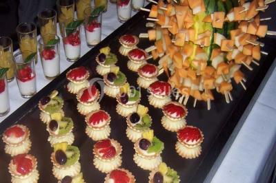 Miniature Traiteur Gottesheim (Bas-Rhin) - Crazy Cook Catering #23 Assiette de magret de canard tranché, nappé de sauce, garni de légumes émincés et accompagné de chips de crevettes.