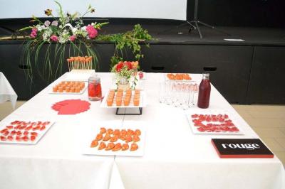 Miniature Traiteur Gottesheim (Bas-Rhin) - Crazy Cook Catering #27 Assiette de magret de canard tranché, nappé de sauce, garni de légumes émincés et accompagné de chips de crevettes.