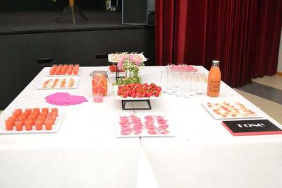 Miniature Traiteur Gottesheim (Bas-Rhin) - Crazy Cook Catering #28 Assiette de magret de canard tranché, nappé de sauce, garni de légumes émincés et accompagné de chips de crevettes.