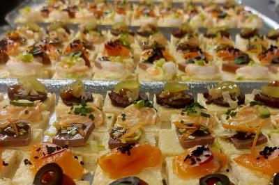 Miniature Traiteur Gottesheim (Bas-Rhin) - Crazy Cook Catering #29 Assiette de magret de canard tranché, nappé de sauce, garni de légumes émincés et accompagné de chips de crevettes.