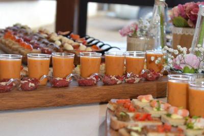 Miniature Traiteur Gottesheim (Bas-Rhin) - Crazy Cook Catering #30 Assiette de magret de canard tranché, nappé de sauce, garni de légumes émincés et accompagné de chips de crevettes.