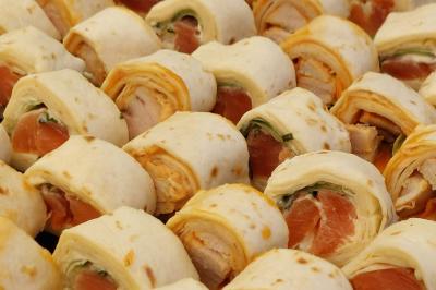 Miniature Traiteur Gottesheim (Bas-Rhin) - Crazy Cook Catering #33 Assiette de magret de canard tranché, nappé de sauce, garni de légumes émincés et accompagné de chips de crevettes.