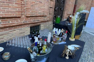 Miniature Traiteur Montauban (Tarn-et-Garonne) - Valérie Pons Traiteur #4 Décoration d'une tente événementielle avec tables ornées, barils en bois, fleurs et ballons dans un espace extérieur.