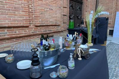 Miniature Traiteur Montauban (Tarn-et-Garonne) - Valérie Pons Traiteur #5 Décoration d'une tente événementielle avec tables ornées, barils en bois, fleurs et ballons dans un espace extérieur.