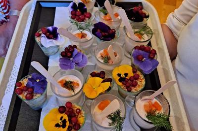 Miniature Traiteur Montauban (Tarn-et-Garonne) - Valérie Pons Traiteur #7 Décoration d'une tente événementielle avec tables ornées, barils en bois, fleurs et ballons dans un espace extérieur.