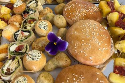 Miniature Traiteur Montauban (Tarn-et-Garonne) - Valérie Pons Traiteur #8 Décoration d'une tente événementielle avec tables ornées, barils en bois, fleurs et ballons dans un espace extérieur.