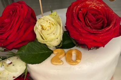 Miniature Traiteur Montauban (Tarn-et-Garonne) - Valérie Pons Traiteur #21 Décoration d'une tente événementielle avec tables ornées, barils en bois, fleurs et ballons dans un espace extérieur.