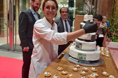 Miniature Traiteur Montauban (Tarn-et-Garonne) - Valérie Pons Traiteur #17 Décoration d'une tente événementielle avec tables ornées, barils en bois, fleurs et ballons dans un espace extérieur.