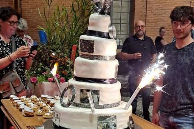 Miniature Traiteur Montauban (Tarn-et-Garonne) - Valérie Pons Traiteur #18 Décoration d'une tente événementielle avec tables ornées, barils en bois, fleurs et ballons dans un espace extérieur.