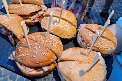 Miniature Traiteur Montauban (Tarn-et-Garonne) - Valérie Pons Traiteur #9 Décoration d'une tente événementielle avec tables ornées, barils en bois, fleurs et ballons dans un espace extérieur.