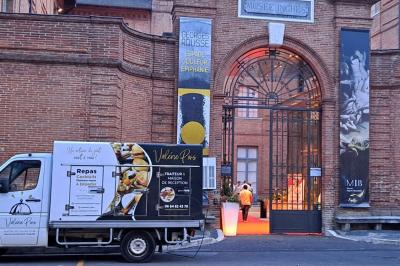 Miniature Traiteur Montauban (Tarn-et-Garonne) - Valérie Pons Traiteur #3 Décoration d'une tente événementielle avec tables ornées, barils en bois, fleurs et ballons dans un espace extérieur.