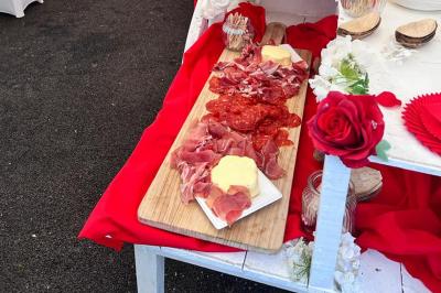 Miniature Traiteur Montauban (Tarn-et-Garonne) - Valérie Pons Traiteur #22 Décoration d'une tente événementielle avec tables ornées, barils en bois, fleurs et ballons dans un espace extérieur.