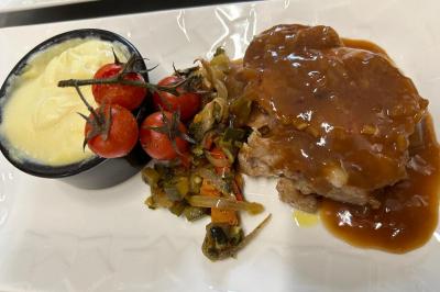 Miniature Traiteur Montauban (Tarn-et-Garonne) - Valérie Pons Traiteur #26 Décoration d'une tente événementielle avec tables ornées, barils en bois, fleurs et ballons dans un espace extérieur.