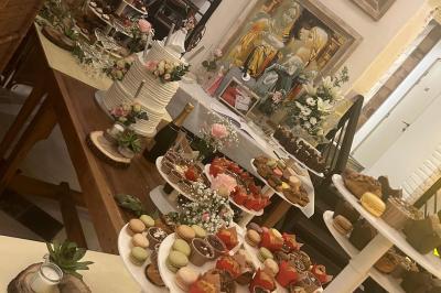 Miniature Traiteur Montauban (Tarn-et-Garonne) - Valérie Pons Traiteur #27 Décoration d'une tente événementielle avec tables ornées, barils en bois, fleurs et ballons dans un espace extérieur.