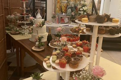 Miniature Traiteur Montauban (Tarn-et-Garonne) - Valérie Pons Traiteur #28 Décoration d'une tente événementielle avec tables ornées, barils en bois, fleurs et ballons dans un espace extérieur.