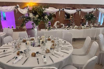 Miniature Traiteur Montauban (Tarn-et-Garonne) - Valérie Pons Traiteur #31 Décoration d'une tente événementielle avec tables ornées, barils en bois, fleurs et ballons dans un espace extérieur.