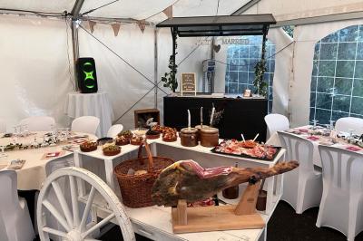 Miniature Traiteur Montauban (Tarn-et-Garonne) - Valérie Pons Traiteur #32 Décoration d'une tente événementielle avec tables ornées, barils en bois, fleurs et ballons dans un espace extérieur.
