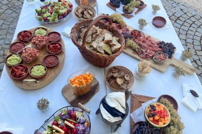 Miniature Traiteur Montauban (Tarn-et-Garonne) - Valérie Pons Traiteur #33 Décoration d'une tente événementielle avec tables ornées, barils en bois, fleurs et ballons dans un espace extérieur.