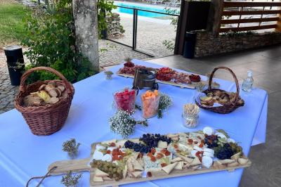 Miniature Traiteur Montauban (Tarn-et-Garonne) - Valérie Pons Traiteur #34 Décoration d'une tente événementielle avec tables ornées, barils en bois, fleurs et ballons dans un espace extérieur.