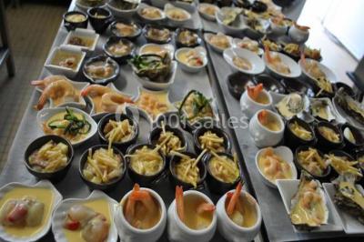 Miniature Traiteur Urville (Calvados) - La Clé en Main #2 Assiette de poisson en sauce blanche, garnie de persil frais, légumes et décorée de traits de sauce verte.