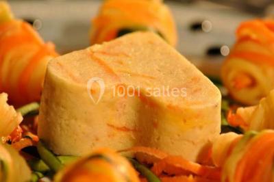 Miniature Traiteur Urville (Calvados) - La Clé en Main #3 Assiette de poisson en sauce blanche, garnie de persil frais, légumes et décorée de traits de sauce verte.