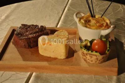 Miniature Traiteur Urville (Calvados) - La Clé en Main #5 Assiette de poisson en sauce blanche, garnie de persil frais, légumes et décorée de traits de sauce verte.