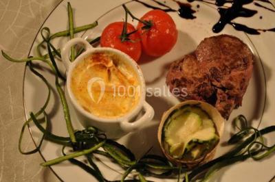 Miniature Traiteur Urville (Calvados) - La Clé en Main #6 Assiette de poisson en sauce blanche, garnie de persil frais, légumes et décorée de traits de sauce verte.