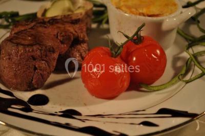 Miniature Traiteur Urville (Calvados) - La Clé en Main #7 Assiette de poisson en sauce blanche, garnie de persil frais, légumes et décorée de traits de sauce verte.