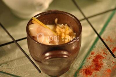 Miniature Traiteur Urville (Calvados) - La Clé en Main #8 Assiette de poisson en sauce blanche, garnie de persil frais, légumes et décorée de traits de sauce verte.