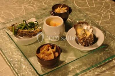 Miniature Traiteur Urville (Calvados) - La Clé en Main #9 Assiette de poisson en sauce blanche, garnie de persil frais, légumes et décorée de traits de sauce verte.