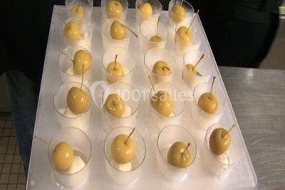 Miniature Traiteur Urville (Calvados) - La Clé en Main #11 Assiette de poisson en sauce blanche, garnie de persil frais, légumes et décorée de traits de sauce verte.